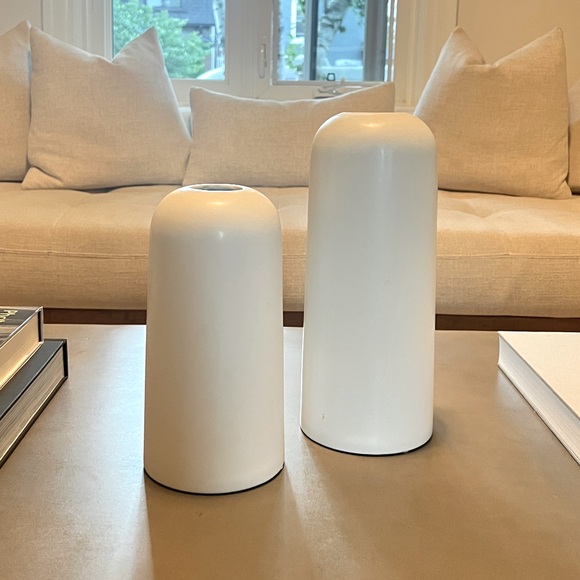 Minimalist White ceramic vases - Picture 1 of 3